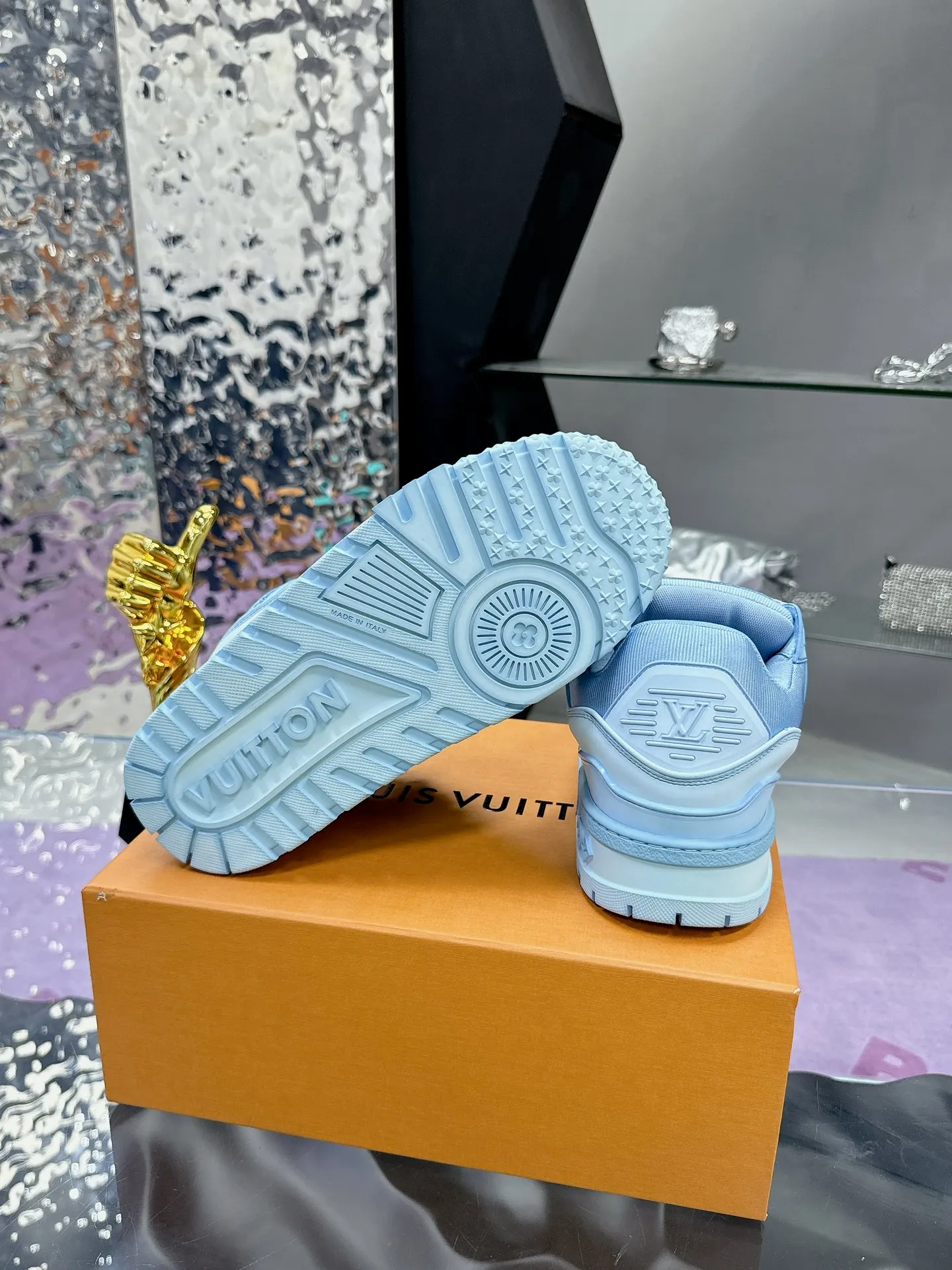 Men's shoes 💰1020❤️❤️❤️ LV donkey brand L's latest catwalk models Chubby Chubby Chubby Chubby TRAINER MAXI bread shoes Skateboard shoes Casual Couple models Sports shoes DIY beading Original purchase and development Production This LV Trainer Maxi sneaker is made of soft cow leather, with a large silhouette and convex outsole to reinterpret the original LV Trainer sneaker design, interpreting the inspiration of retro basketball shoes. Rubber LV monogrammed upper, Monogram floral outsole. Exquisite packaging at the delivery counter 🛍📦 ▪️Fabrics: Original customized imported first-layer cowhide ▪️Lining: Original customized breathable mesh lining ▪️Outsole: Original open-molded TPU combination outsole ▪️Sole thickness: 4CM ▪️Size: Women's 35-41 Men's 39-45